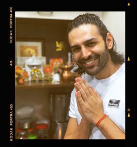 Kartik Aaryan Instagram - Shuru karein #Dhamaka 💥 Lekar Prabhu ka naam 🙏🏽 Checking in 🧳 😷 Swipe right to see my already worried Mom Mumbai, Maharashtra