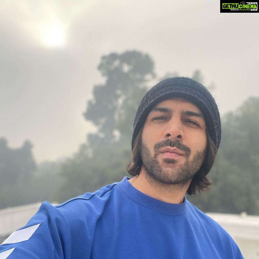 Kartik Aaryan Instagram - सर्दियों में आलू के पराठे हरी चटनी के साथ खाकर , धूप में मगरमच्छ की तरह पड़े रहने में जो सुख है, उसे ही असली सुख कहा गया है! 🧘