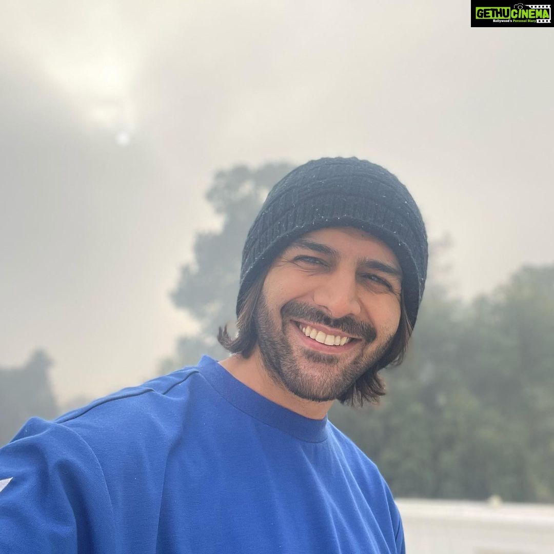 Kartik Aaryan Instagram - सर्दियों में आलू के पराठे हरी चटनी के साथ खाकर , धूप में मगरमच्छ की तरह पड़े रहने में जो सुख है, उसे ही असली सुख कहा गया है! 🧘