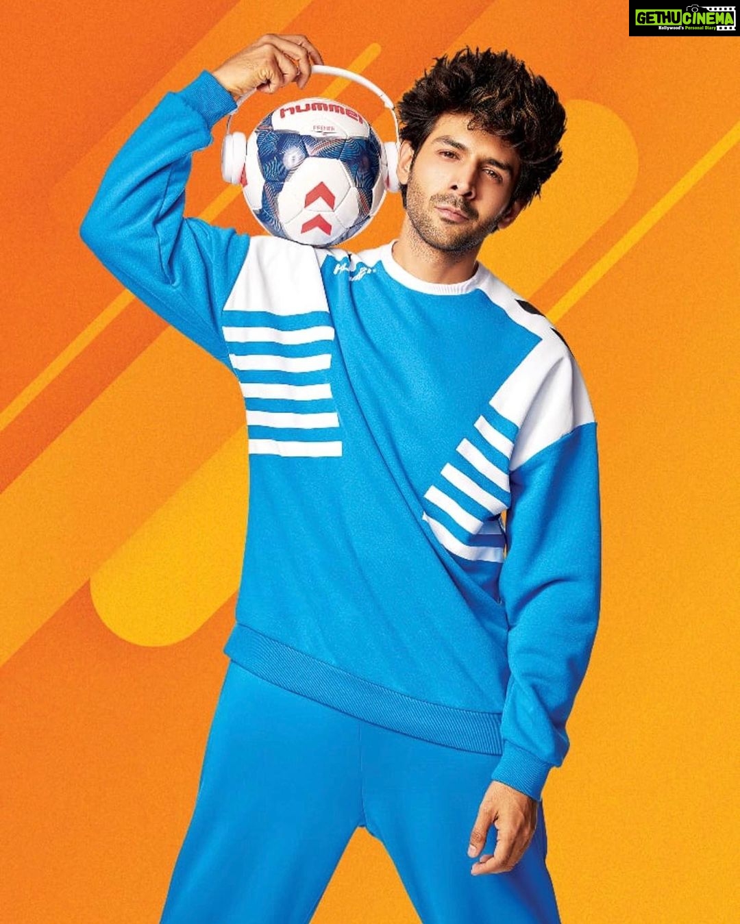 Kartik Aaryan Instagram - Football Social Distancing ke saath kaise khelein? ⚽️ #HummelxKartik . . @hummelindia