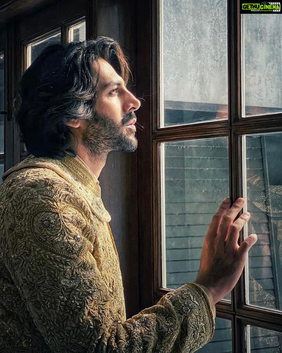 Kartik Aaryan Instagram - Iss look mein film shoot karni chaiye na? #ManishMagicMalhotra ❤️❤️ @mwsyouth @lakmefashionwk 8 pm Tonight !!