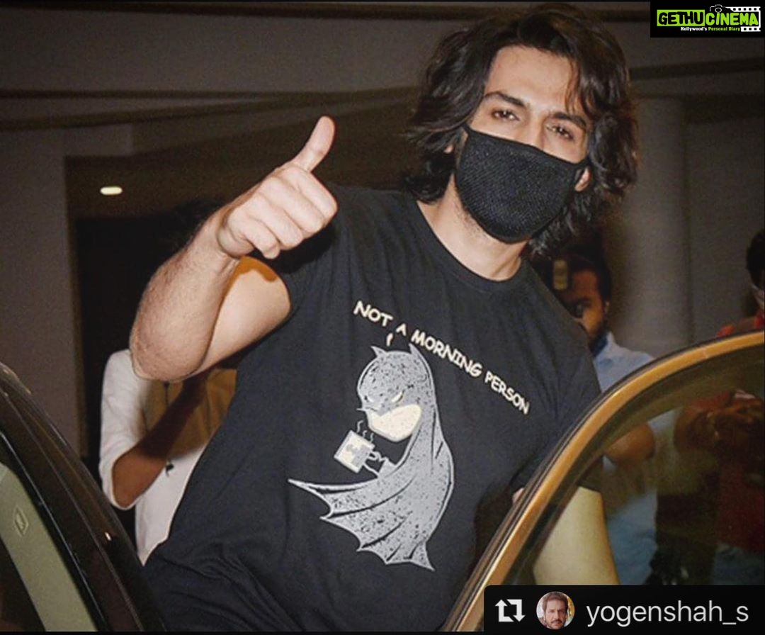 Kartik Aaryan Instagram - Kal kuchh superb aa raha hai !! Kuchh ghante mein reveal karte hain 😷 #Repost @yogenshah_s Loving the new hairstyle👌 New look reveal karo #KartikAaryan