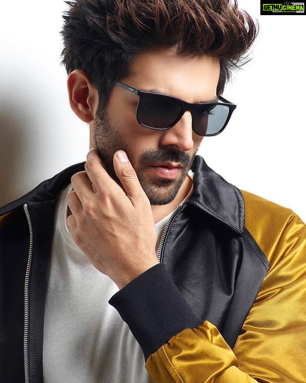 Kartik Aaryan Instagram - Sochta hoon ki ......? 🤔 @iruseyewear 😎