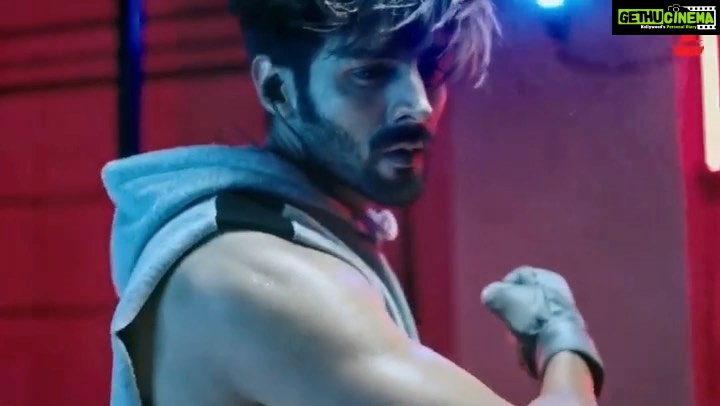 Kartik Aaryan Instagram - Hard work isn’t struggle Its a Lifestyle !! 💪🏻 @boAt.nirvana #boAtXKartikAaryan