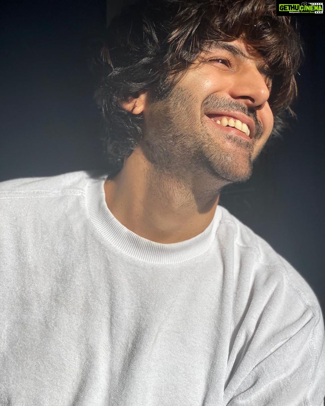 Kartik Aaryan Instagram - What can be more contagious than a smile?