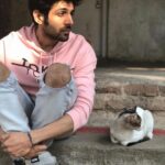 Kartik Aaryan Instagram - Tom and Jerry waiting for vaccine 💉 #SocialDistancing