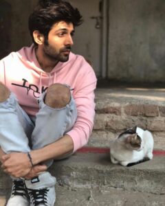 Kartik Aaryan Instagram - Tom and Jerry waiting for vaccine 💉
#SocialDistancing