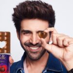 Kartik Aaryan Instagram - #PoseLikeKartikAaryan with Silk Heart Pop ❤️ Upload your pose on Instagram, tagging me n @cadburydairymilksilk The lucky ones get featured on Cadbury Silk's handle 🔥🔥 #ChocolateBoy #PopYourHeartOut #HowFarWillYouGoForLove #IMissedYou