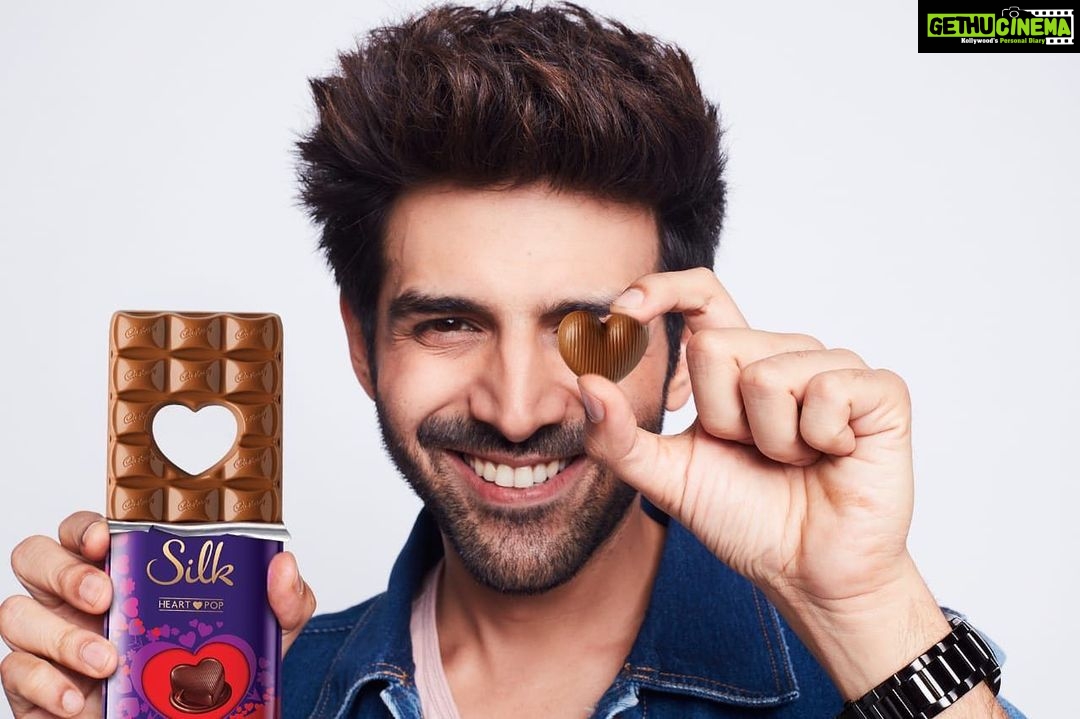 Kartik Aaryan Instagram - #PoseLikeKartikAaryan with Silk Heart Pop ❤️ Upload your pose on Instagram, tagging me n @cadburydairymilksilk The lucky ones get featured on Cadbury Silk's handle 🔥🔥 #ChocolateBoy #PopYourHeartOut #HowFarWillYouGoForLove #IMissedYou