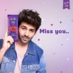 Kartik Aaryan Instagram - Koki is ready to pop his heart again ❤️ Are you? How far will you go to say "I missed you?" Surprise bae with the Silk Heart Pop 'I Missed You' Pack !! 🔥 @cadburydairymilksilk #HowFarWillYouGoForLove #CadburySilk #ChocolateBoy