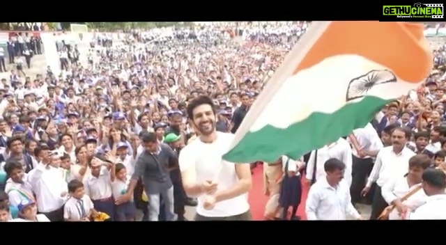 Kartik Aaryan Instagram - Best Feeling 🇮🇳 #HappyIndependenceDay ❤️