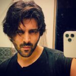 Kartik Aaryan Instagram - Zara pata karo ye Look Patent hoga kya? #HairLikeKartikAaryan2.0 😎