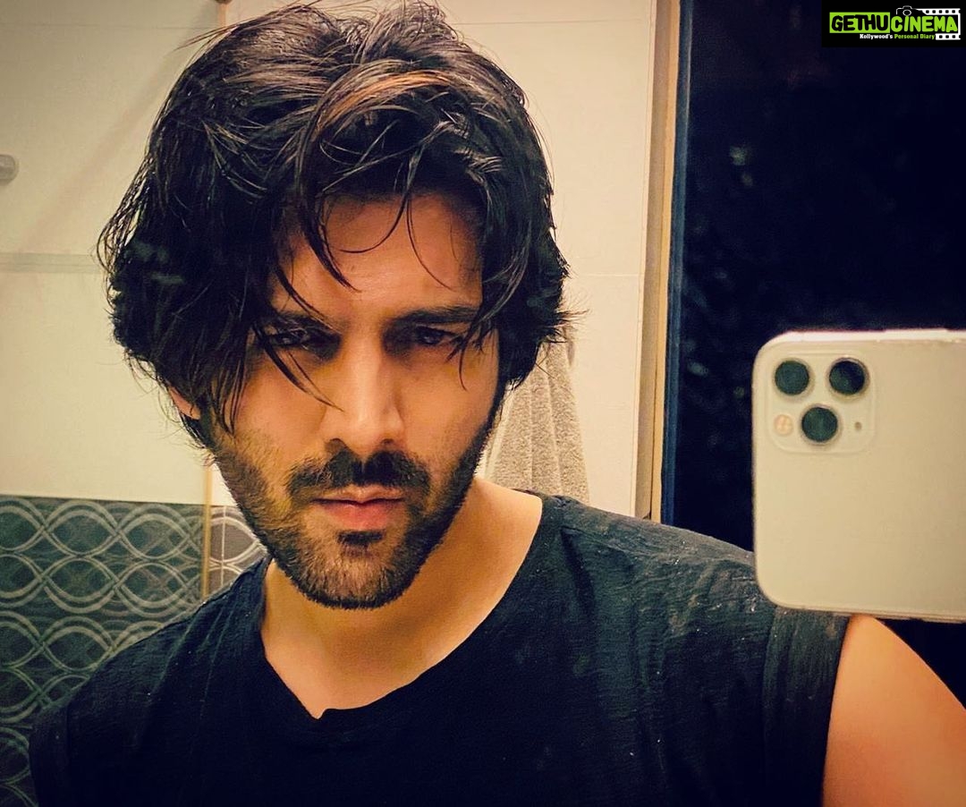 Kartik Aaryan Instagram - Zara pata karo ye Look Patent hoga kya? #HairLikeKartikAaryan2.0 😎