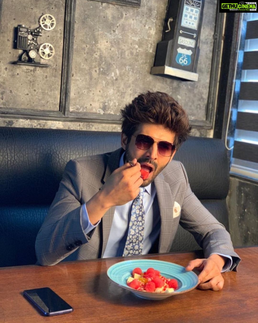 Kartik Aaryan - 1.5 Million Likes - Aaj breakfast mein Sabr ka Phal 🍉 khaya
Aap logon ne kya khaya?