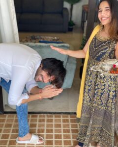 Kartik Aaryan Instagram - Jab behen doctor ho toh Raksha ki zimmedari bhi uski 💪🏻
@dr.kiki_ blessing me !! 
Happy Rakshabandhan Everyone ❤️