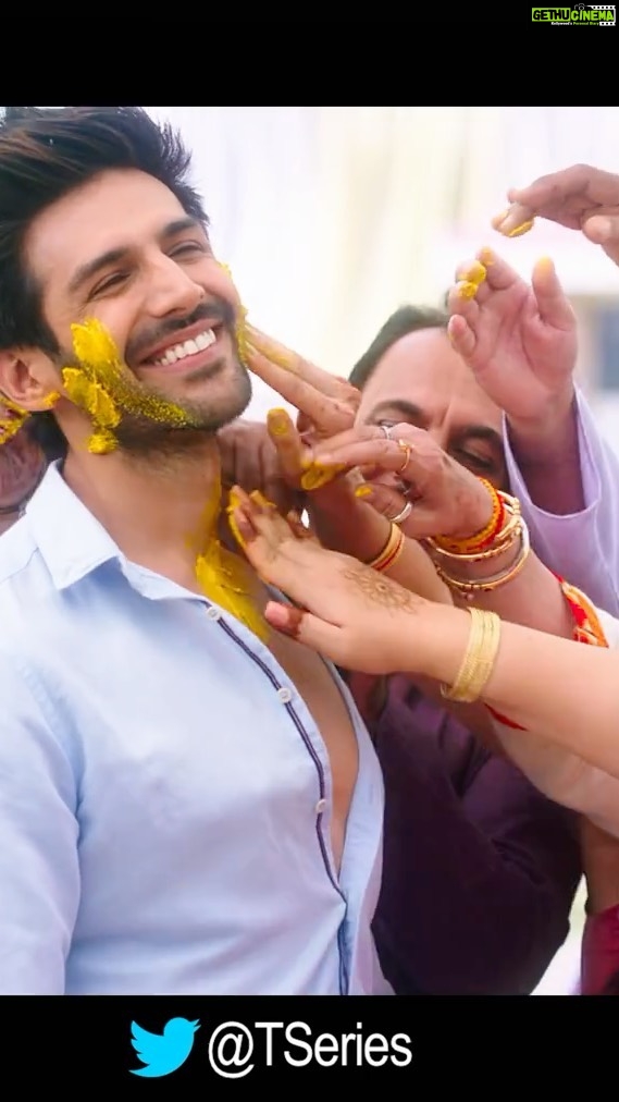 Kartik Aaryan Instagram - Tag karo uss dost ko jo hamesha busy hone ka natak karta hai 🧐 Happy Friendship Day 🤟🏻