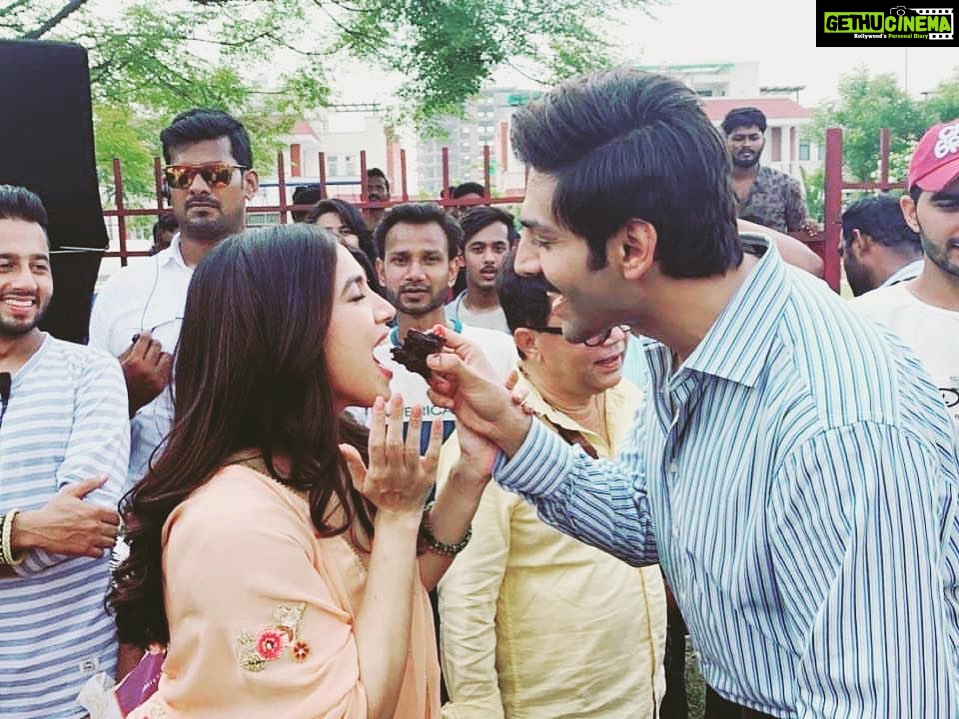 Kartik Aaryan Instagram - If @bhumipednekar had it her way, the sequel would be #PatiPatniAurCake Happy Birthday down to Earth (Bhumi)