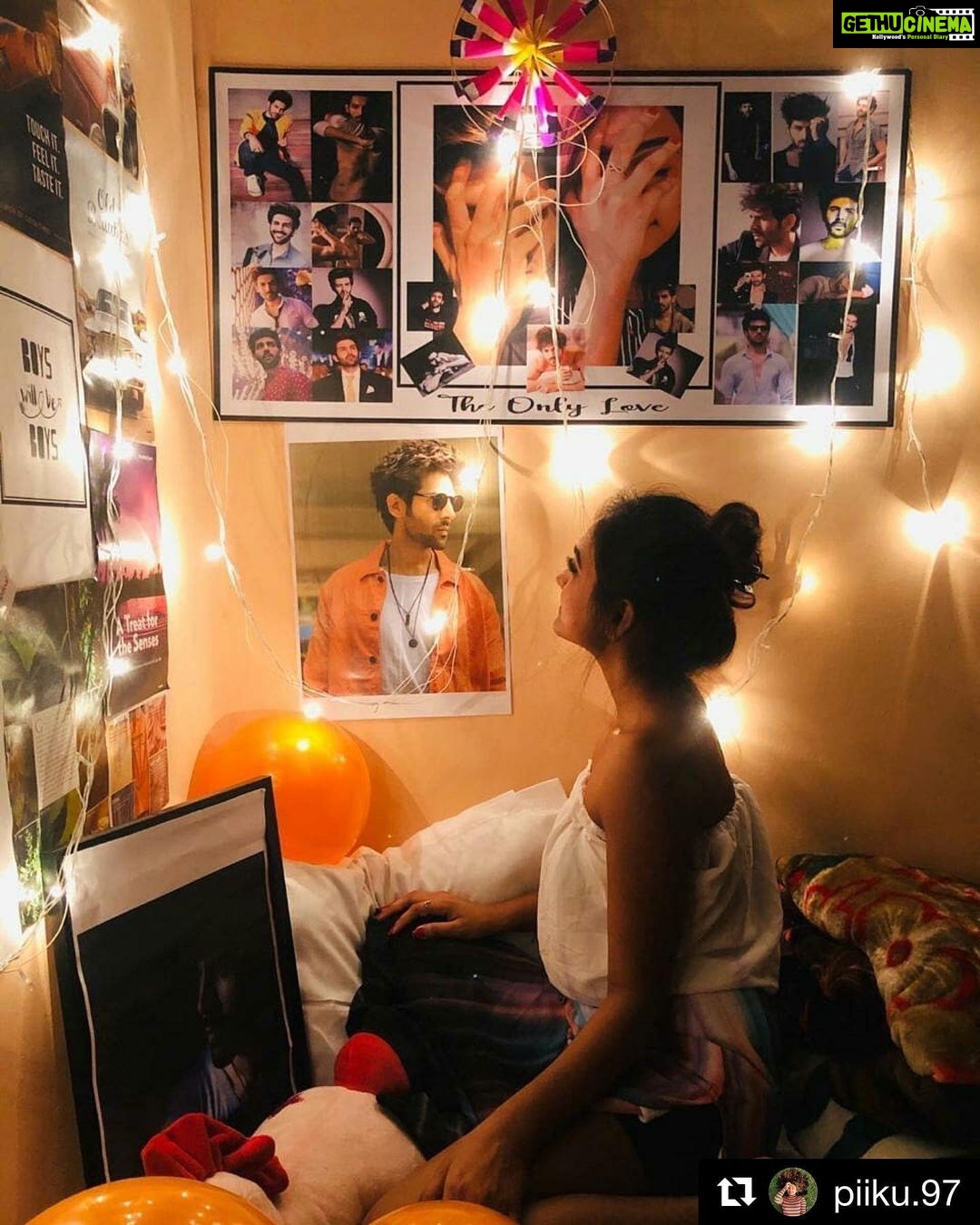 Kartik Aaryan - 1.5 Million Likes - Can never be grateful enough. 🙏🏻
As a kid, I used to have @iamsrk sir’s posters . Aur Ab insta ke zamaane mein to see Fans having my posters like this is surreal. It’s Magical !!
Truly, to all the fans, I’m missing you guys so much in this lockdown❤️
Thank you Piku... Your love keeps me going ❤️❤️
#Repost @piiku.97
Na chahiye kuch tum se zyada tum se kam nahi ❤
@kartikaaryan 💕
#theonlylove #love #kartikaaryan #fangirl #Bollywood #crush #love