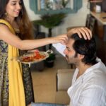Kartik Aaryan Instagram - Jab behen doctor ho toh Raksha ki zimmedari bhi uski 💪🏻 @dr.kiki_ blessing me !! Happy Rakshabandhan Everyone ❤️