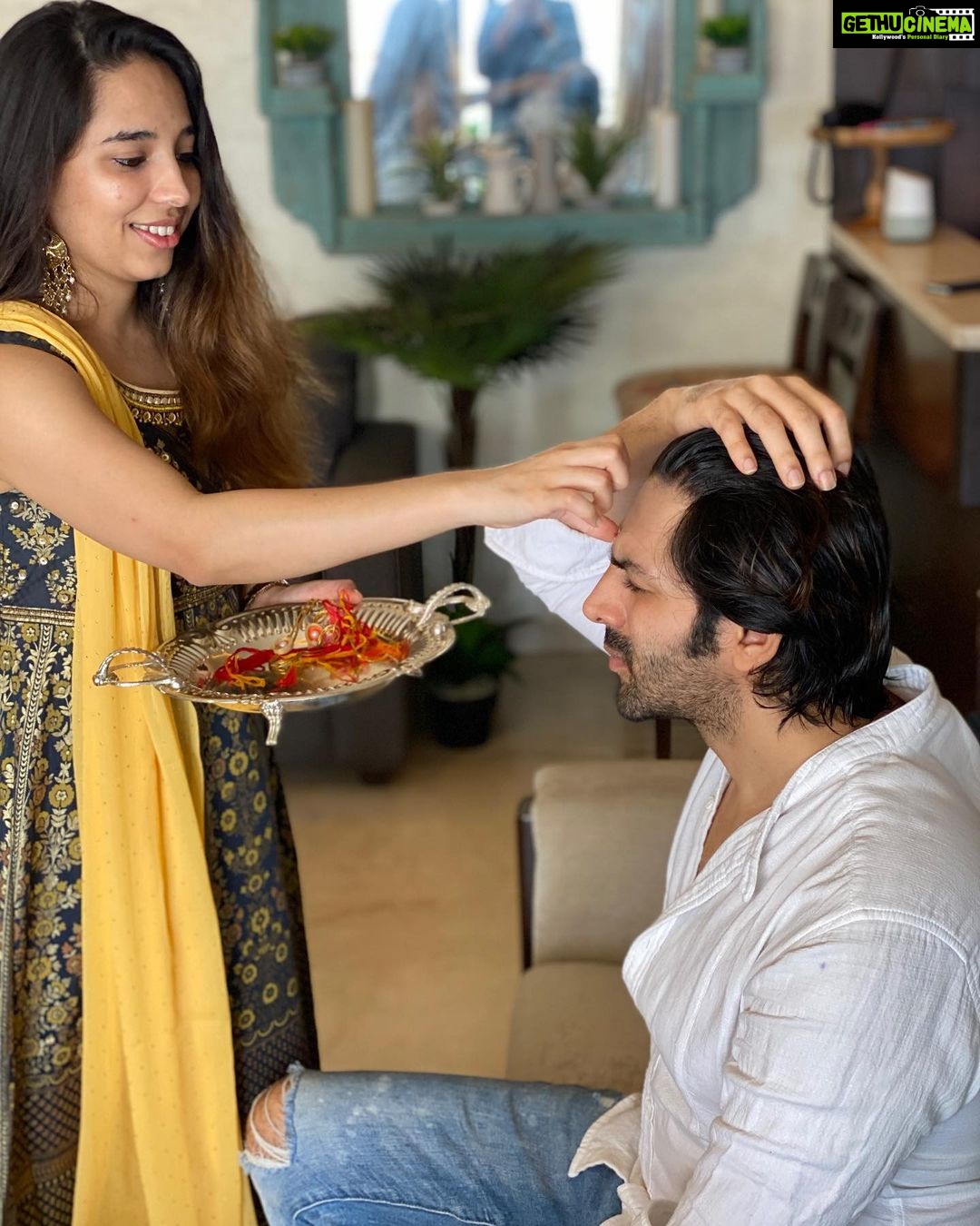 Kartik Aaryan - 2.3 Million Likes - Jab behen doctor ho toh Raksha ki zimmedari bhi uski 💪🏻
@dr.kiki_ blessing me !!
Happy Rakshabandhan Everyone ❤️