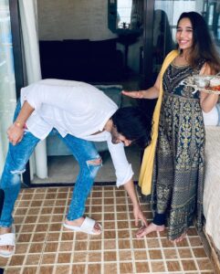 Kartik Aaryan Instagram - Jab behen doctor ho toh Raksha ki zimmedari bhi uski 💪🏻
@dr.kiki_ blessing me !! 
Happy Rakshabandhan Everyone ❤️