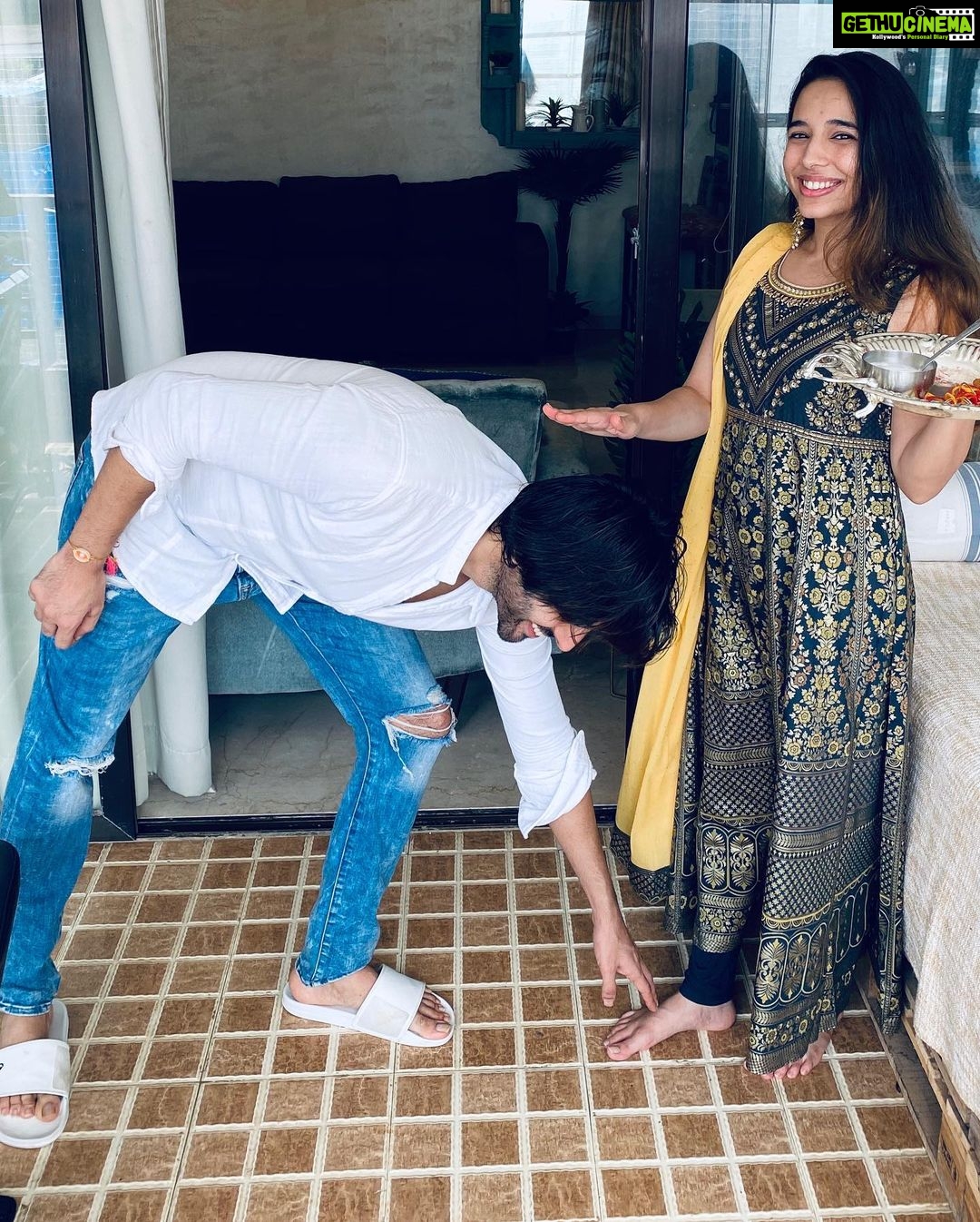 Kartik Aaryan - 2.3 Million Likes - Jab behen doctor ho toh Raksha ki zimmedari bhi uski 💪🏻
@dr.kiki_ blessing me !!
Happy Rakshabandhan Everyone ❤️