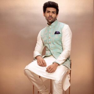 Kartik Aaryan Instagram - Modi ji ne kaha tha Tyohaar aa rahe hain...
Main Taiyaar baitha hoon ✅
@manyavarmohey