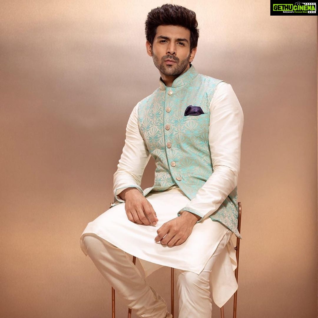 Kartik Aaryan - 1.5 Million Likes - Modi ji ne kaha tha Tyohaar aa rahe hain...
Main Taiyaar baitha hoon ✅
@manyavarmohey