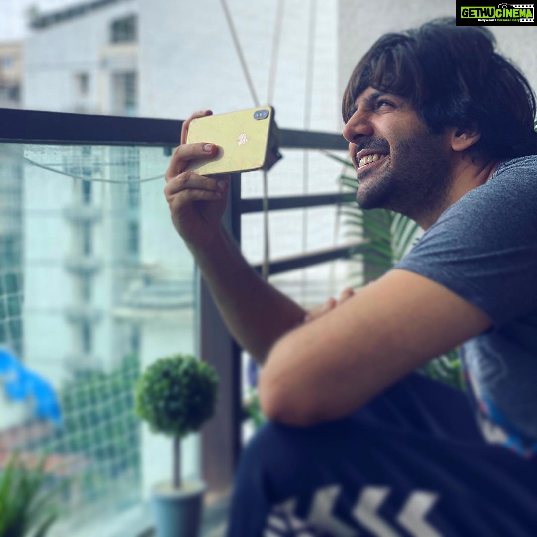 Kartik Aaryan - 1.5 Million Likes - Yes. I am that Bua who needs to click the sky every time there is a cloud ⛅️