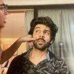 Kartik Aaryan Instagram - Family is the biggest support system dey said👨‍👩‍👦‍👦 #TwistedFamily #GulaboSitabo #TongueTwister @amitabhbachchan Sir @shoojitsircar Sir @ayushmannk 🤟🏻🤟🏻 Quarantine