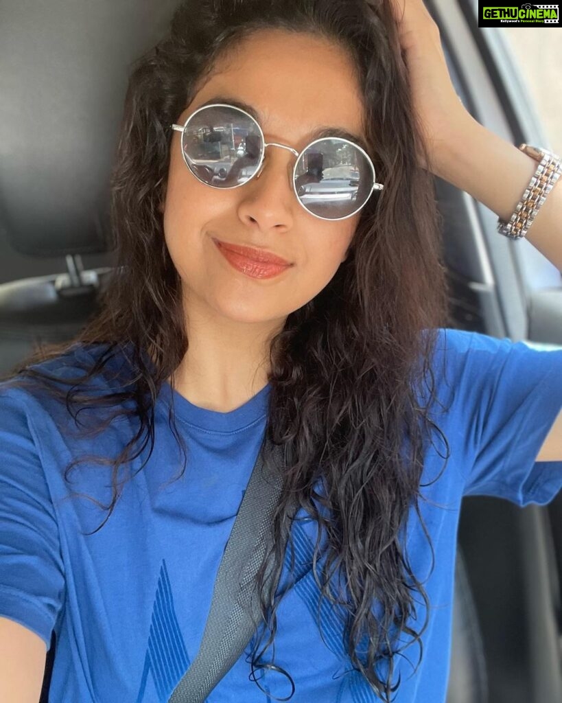 Keerthy Suresh Instagram - Monday 💙 #MondayBlues #MondayVibes