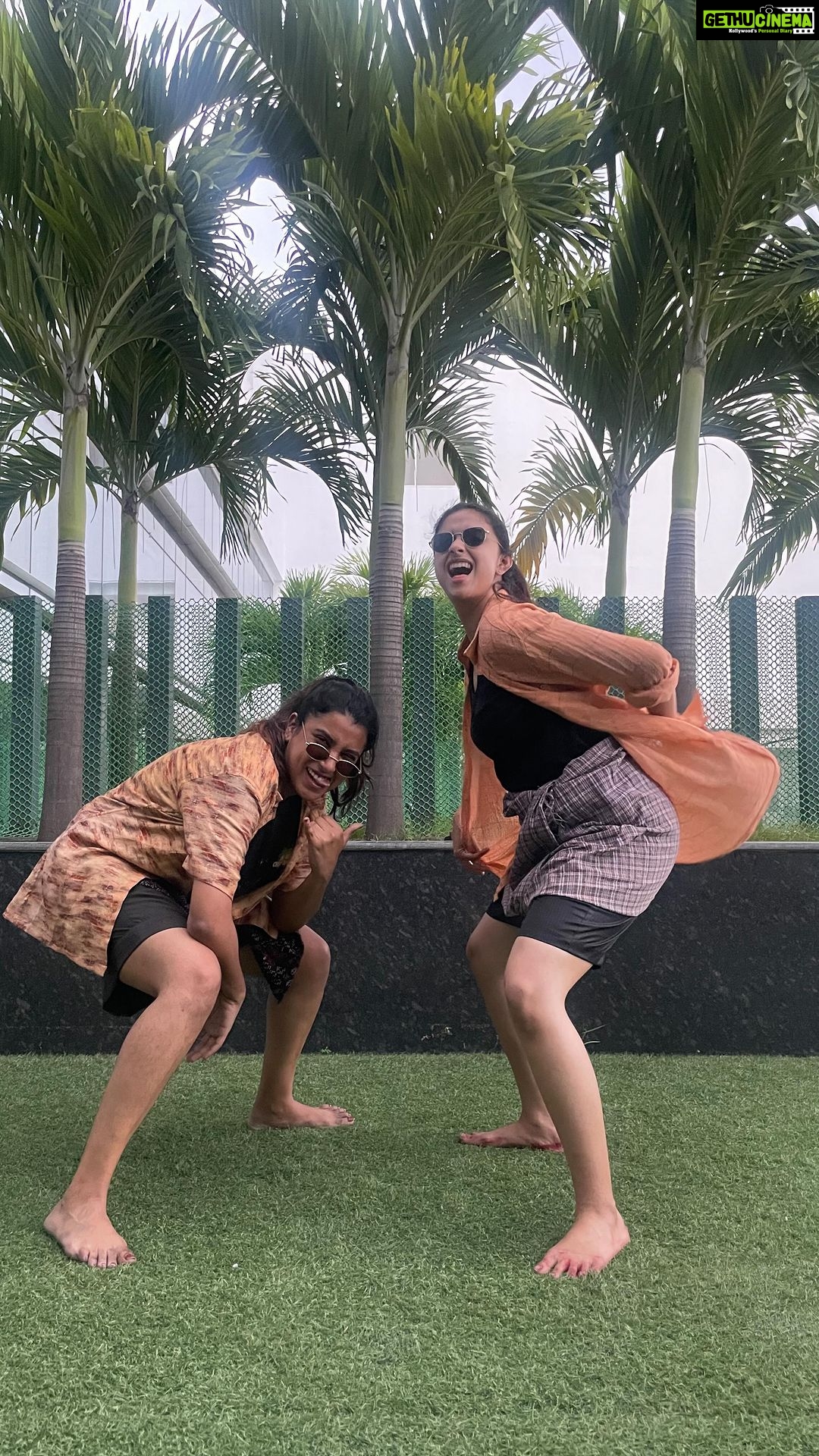 Keerthy Suresh Instagram - That’s my Dhoom Dhaam with my dhosth @akshitha.subramanian! 😆 Where’s your Dhoom Dhaam? 💃 #DhoomDhaamDhosthaan #Dasara @nameisnani @dheekshithshettyofficial @srikanthodela__ @musicsanthosh @sathyansooryan.isc @navinnooli #SudhakarCherukuri @slv_cinemas