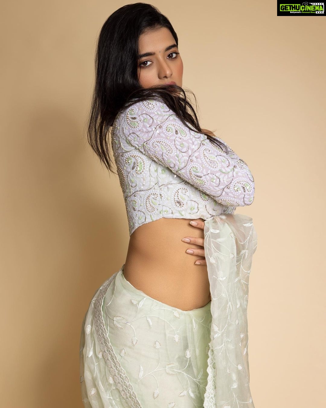 Ketika Sharma Instagram - She moves to her own music #3 Wearing @apekshathelabel Jewellery @houseofqc Styled by @rashmitathapa Styling team @aishwarya128 Shot by @pranav.foto #saree #throwback #trailer #launch #tb #portraits #green #cant #get #enough #styled #promotions #look #gratidão #loveandlight