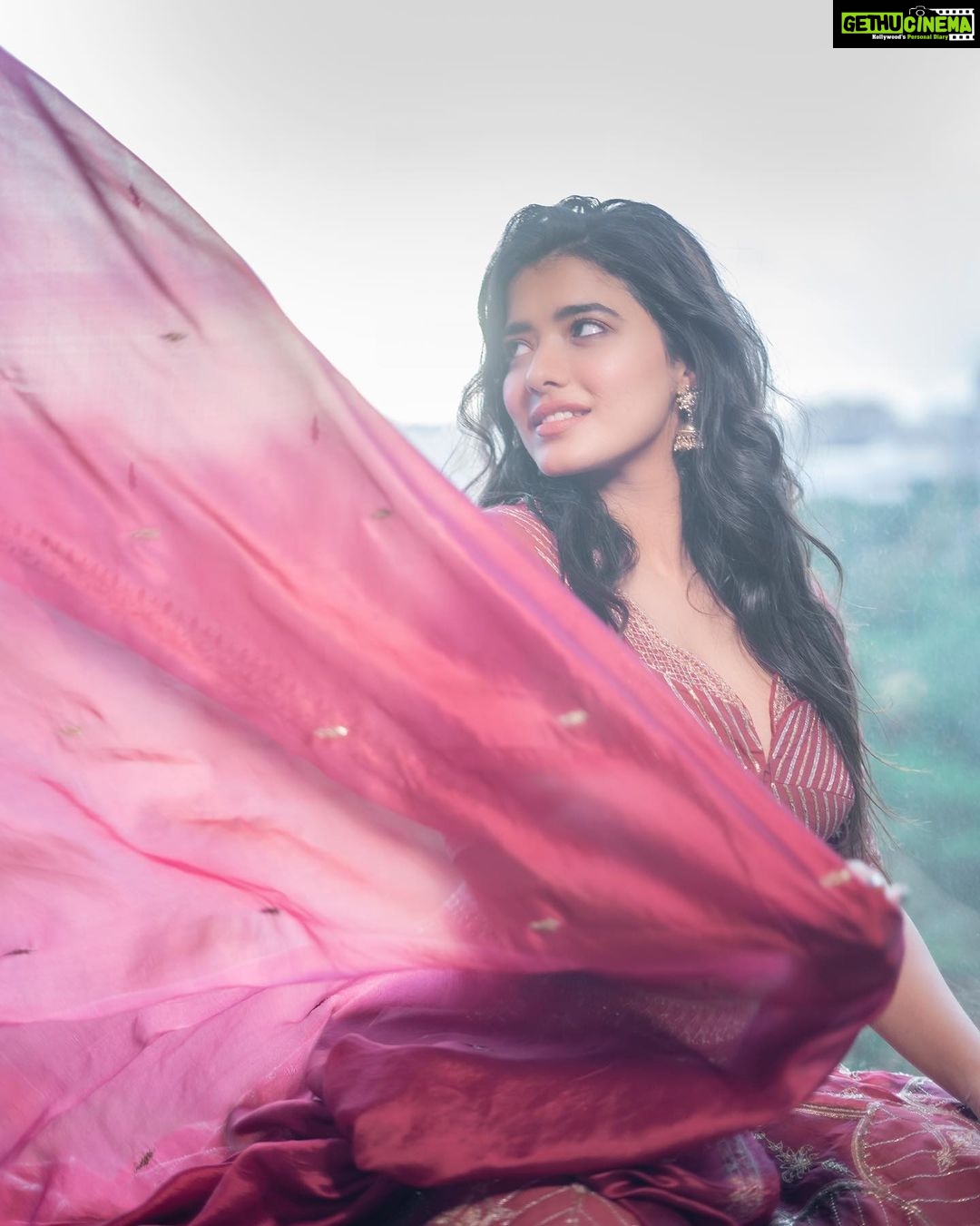 Ketika Sharma Instagram - flower anukuntunava? 🔥! Outfit - @tanva_by_deepika Photography - @they_call_me_keshu Stylist - @sandhya__sabbavarapu Styling team - @team_sandhya @rashmi_angara @thumu_bhavana @sirichandana_medi Makeup and hair - @makeuphairbyrahul #lehenga #giving #me #all #the #feels #rangarangavaibhavanga #promotions #on #full #swing #good #vibes #grateful #loveandlight #rrv