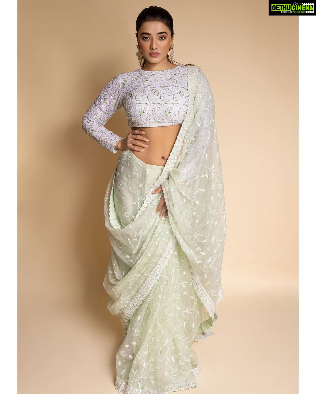 Ketika Sharma Instagram - She moves to her own music. Wearing @apekshathelabel Jewellery @houseofqc Styled by @rashmitathapa Styling team @aishwarya128 Shot by @pranav.foto #saree #throwback #trailer #launch #tb #green #cant #get #enough #styled #promotions #look #gratidão #loveandlight