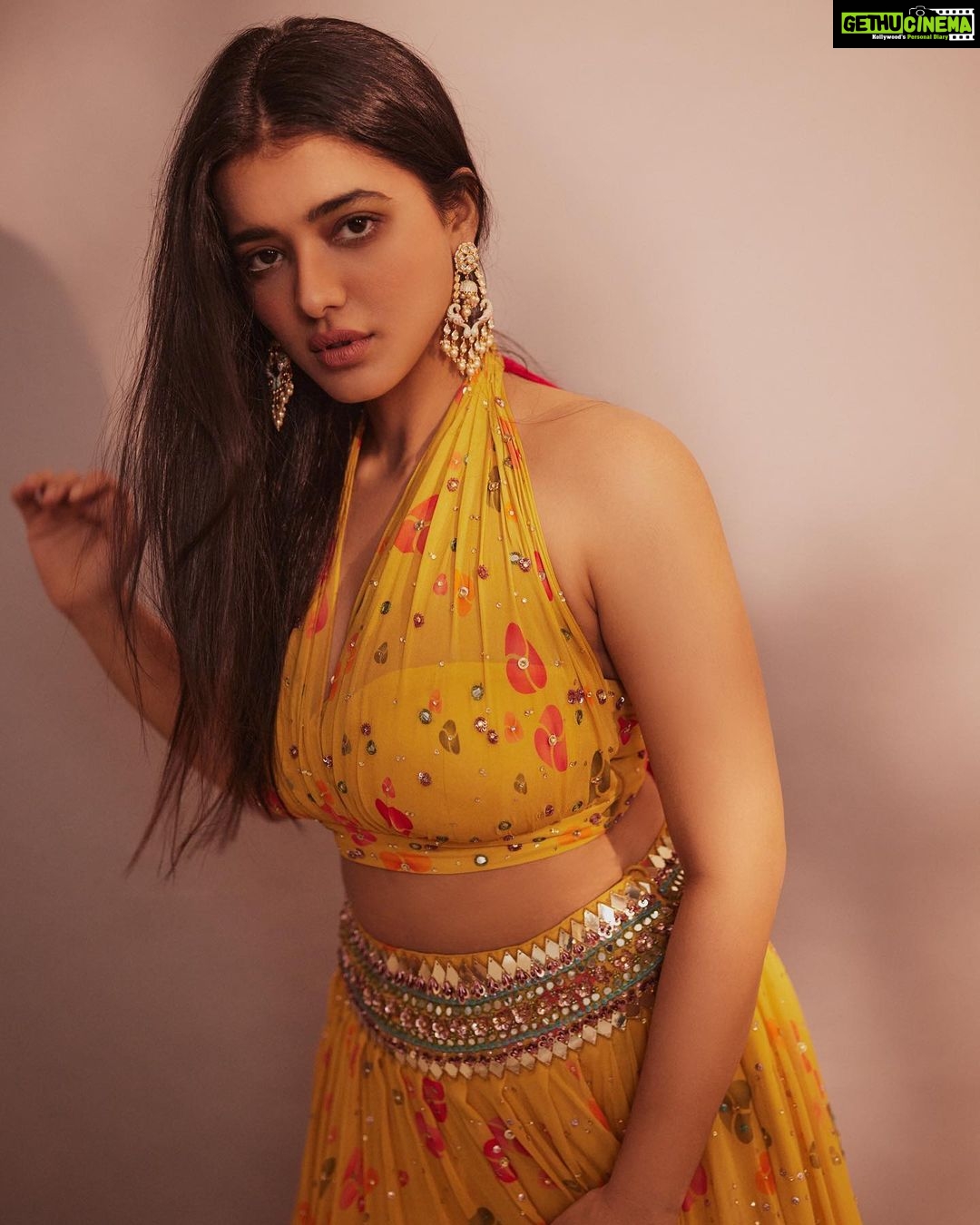 Ketika Sharma Instagram - Living life in warm yellows π Wearing @prevasu X @zowed_hyderabad Jewellery @houseofqc Styled by @rashmitathapa Styling team @aishwarya128 Shot by @arifminhaz Photo Asst @thejaswitanneru #sunkissed #moodboard #yellow #my #colour #cute #aesthetic #throwback #styled #look #for #promotions #college #visits #grateful #loveandlight