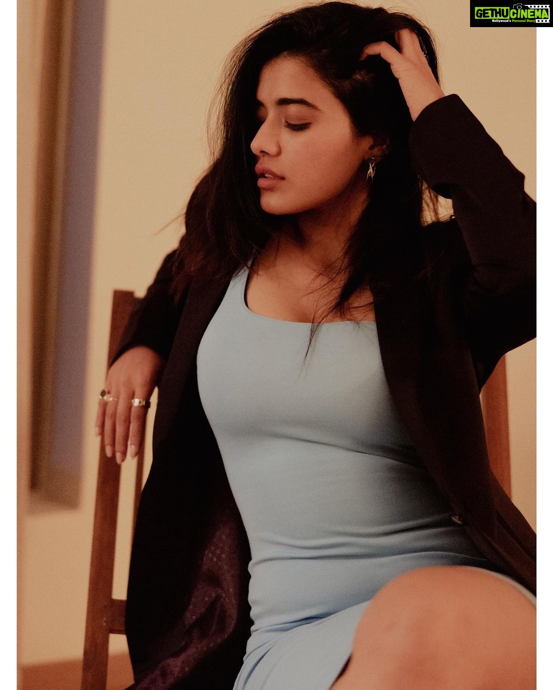 Ketika Sharma Instagram - Mysterious Dusk Styled by @rashmitathapa Shot by @pranav.foto Blazer by @hafsathecouture Accessories by @spillthebead #dusktilldawn #styled #blazer #coats #dressed #evening #metaphorical #shades #loveandlight #gratitude