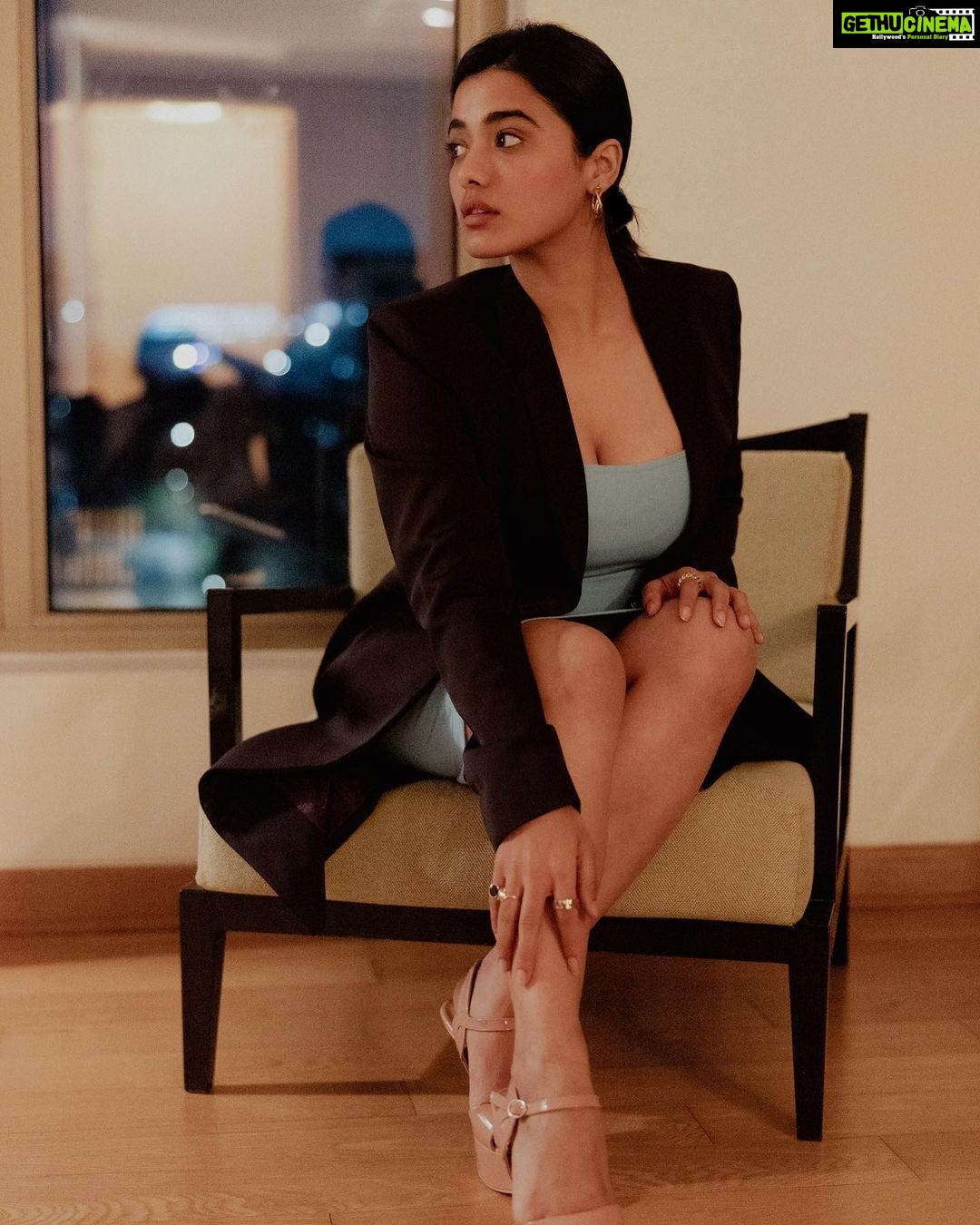 Ketika Sharma Instagram - Mysterious Dusk Styled by @rashmitathapa Shot by @pranav.foto Blazer by @hafsathecouture Accessories by @spillthebead #dusktilldawn #styled #blazer #coats #dressed #evening #metaphorical #shades #loveandlight #gratitude