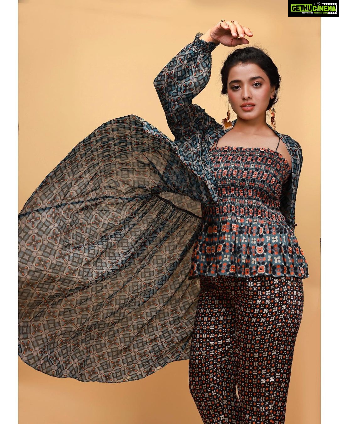 Ketika Sharma Instagram - How joyful is this look though? 🐒 Styled by @rashmitathapa Shot by @pranav.foto Outfit @soupbysougatpaul Jewellery @baublebazaar.in from @zowed Wedding Lounge & Store HYDERABAD Makeup and hair @thimmapa #throwback #to #lakshya #promotions #look #ootd #colours #and #patterns #experimental #joyful #gratitude #loveandlight