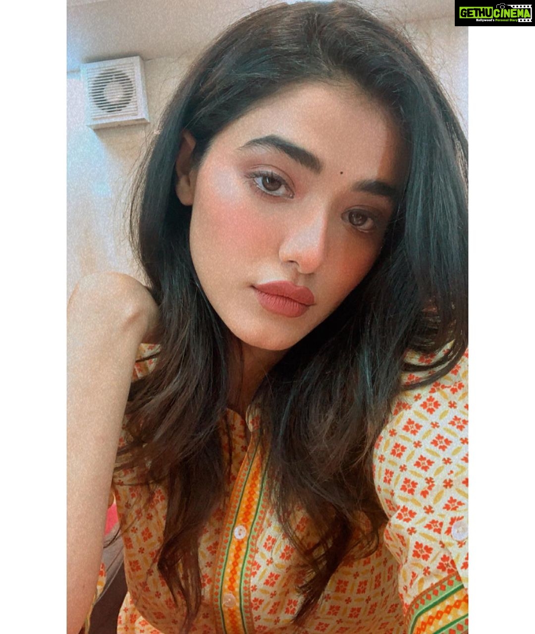 Ketika Sharma Instagram - October π have a nice one yβall π· Welcome this new month with a lot of self love and self care β¦ take good care of yourselves ππ»ββοΈ #onshoot #selfie #instafilter #filtered #vanity #van #diaries #yellow #my #happy #colour #loveandlight #gratidao