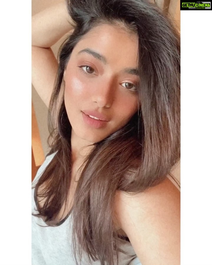 Ketika Sharma Instagram - Boomerang Friday ❤️ Sending y’all love 🙌🏽🧿 #instafilters #boomerang #post #longtime #selfie #mode #obsessed #with #this #song #these #days #byoung #catchmeoutside #casualstyle #instagram #instamood #love #light #gratitude