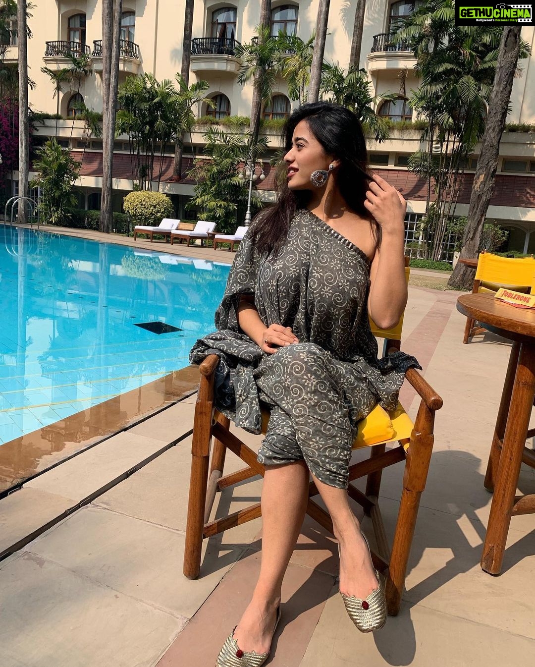 Ketika Sharma Instagram - Sunshine on my mind ✨ #throwback #indowestern #outfits #grey #mood #intagood #instagram #loveandlight #grateful