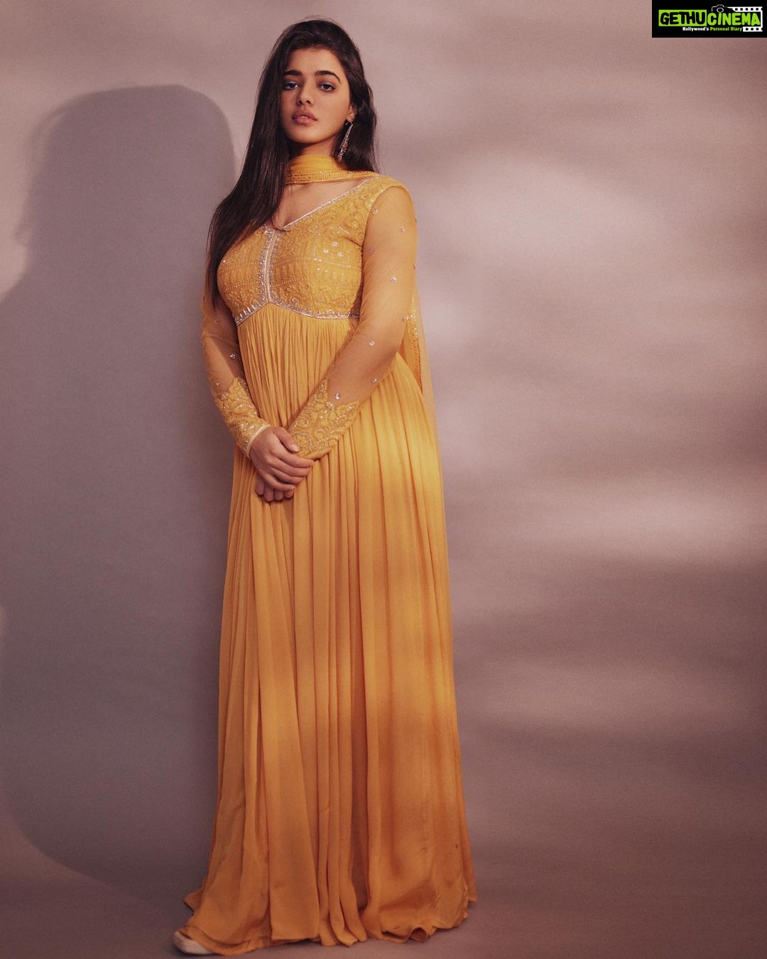 Ketika Sharma Instagram - A golden state of mind π Wearing @issadesignerstudio Styled by @rashmitathapa π Styling team @aishwarya128 π Shot by @arifminhaz π₯ Photo Asst @thejaswitanneru Jewellery @spillthebead #anarkali #anarkalisuits #ethnicwear #yellow #my #happy #colour #styled #for #rangarangavaibhavanga #promotions #throwback #loveandlight