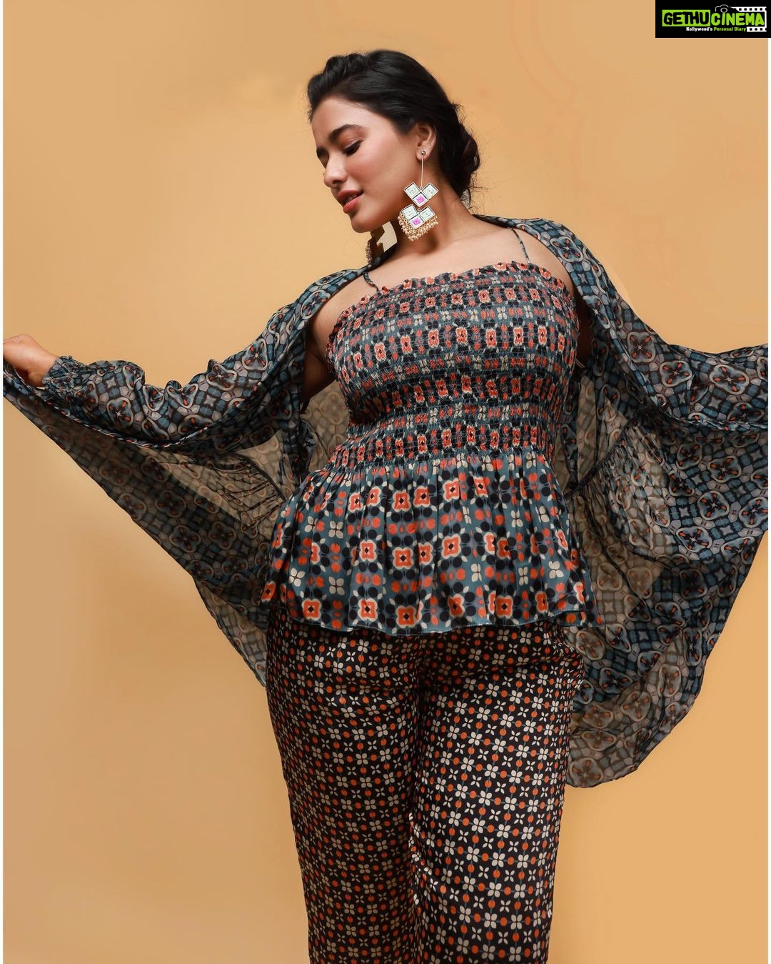 Ketika Sharma Instagram - How joyful is this look though? 🐒 Styled by @rashmitathapa Shot by @pranav.foto Outfit @soupbysougatpaul Jewellery @baublebazaar.in from @zowed Wedding Lounge & Store HYDERABAD Makeup and hair @thimmapa #throwback #to #lakshya #promotions #look #ootd #colours #and #patterns #experimental #joyful #gratitude #loveandlight