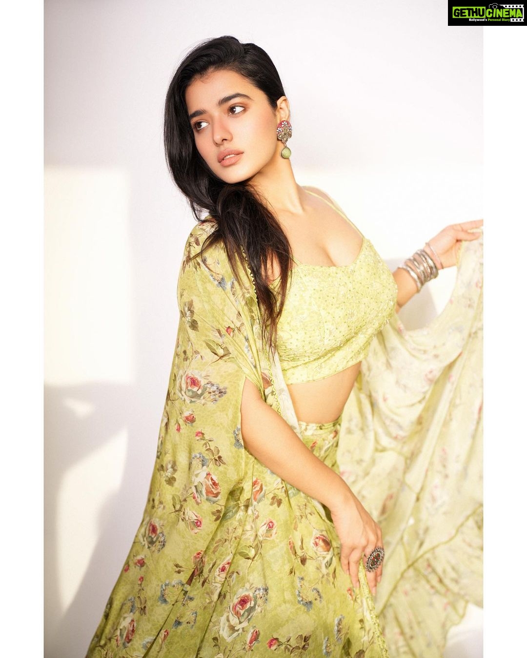 Ketika Sharma Instagram - She’s one with the wild butterflies 🖤 Stylist- @dilesha_shafa Outfit - @perniaspopupshop Hyderabad Designer- @kalista.official Jewellery- @thetrinkaholic Photographer - @shareefnandyala Makeup and hair - @thimmappa180 #green #my #promotions #vibe #and #colour #for #rangarangavaibhavanga #cool #quirky #outfits #styled #fun #stuff #gratitude #loveandlight