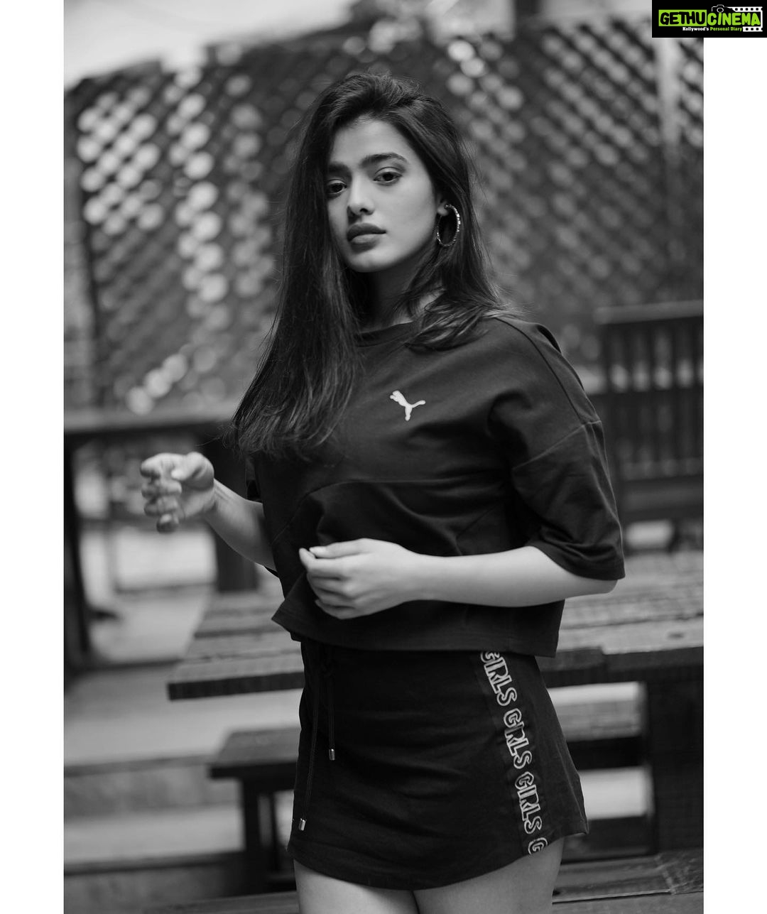 Ketika Sharma Instagram - Just need you and some sunsets 🌅 📸- @dieppj #instamood #instagood #shoot #blackandwhite #puma #athleisure #my #vibe #hair #on #point #hnm #loveyouall #gratitude #gratidao #loveandlight