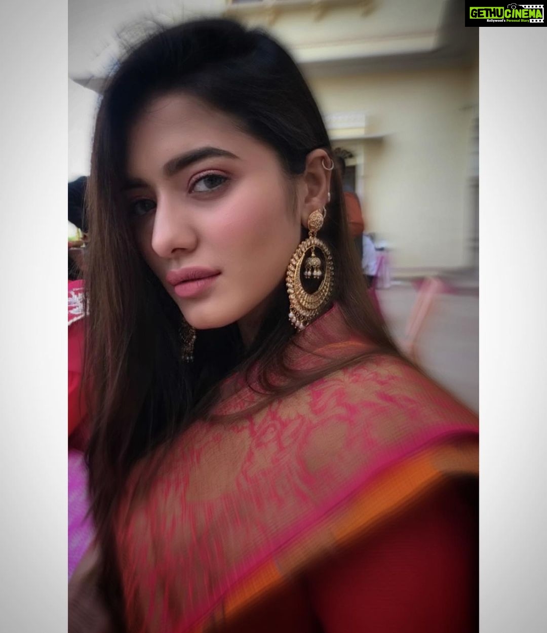 Ketika Sharma Instagram - No link , just some pink 🌸 #mondaymood #majorthrowback #saare #shotoniphone #focalblur #pink #yellow #happycolours #alwaysavibe #tb #loveandlight