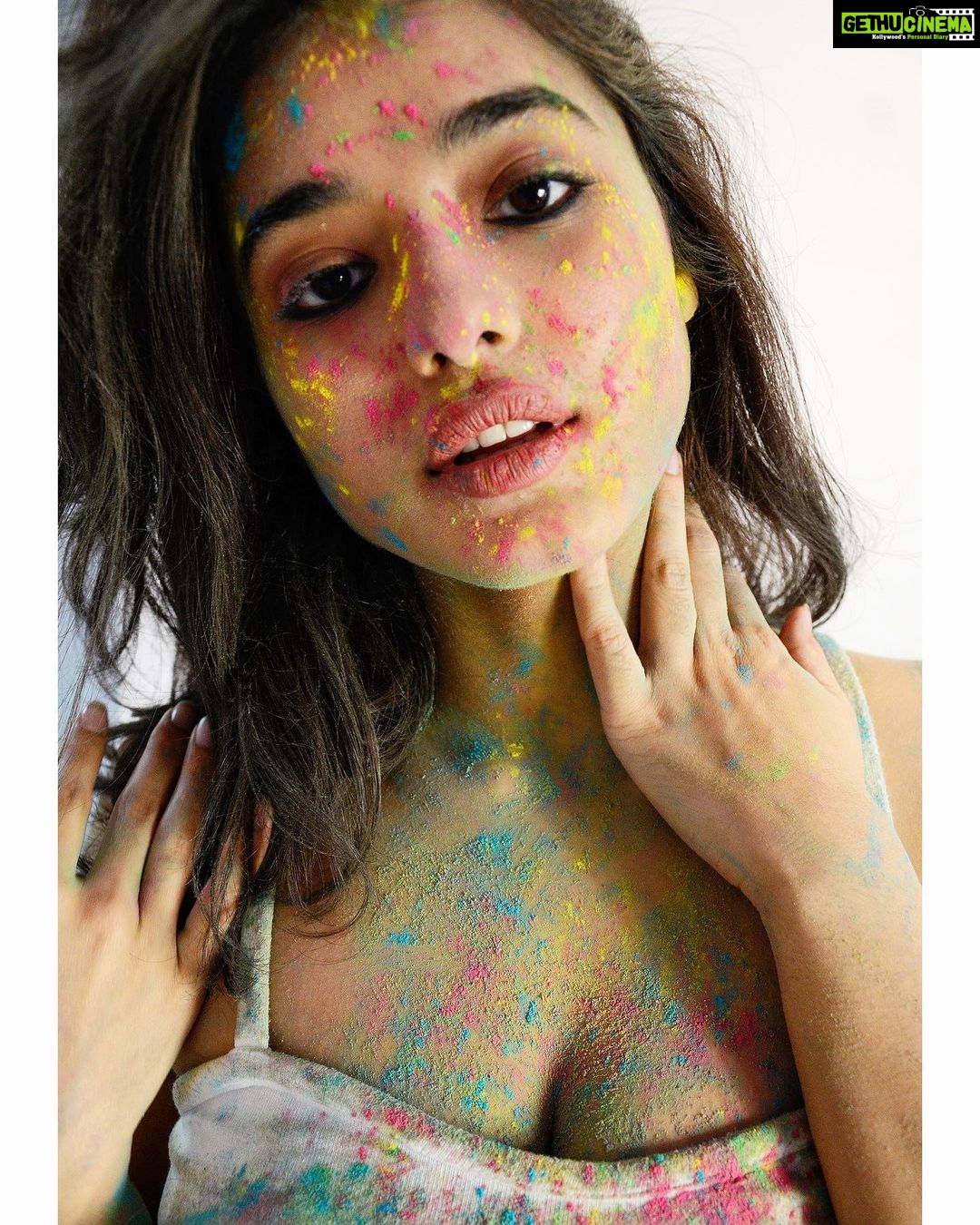 Ketika Sharma Instagram - HAPPY HOLI 😘 🎊🌈 - @shazzalamphotography 🔥 #happyholi #colour #happiness #joy #positivity #best #festival #colourful #loveandlight #shoot