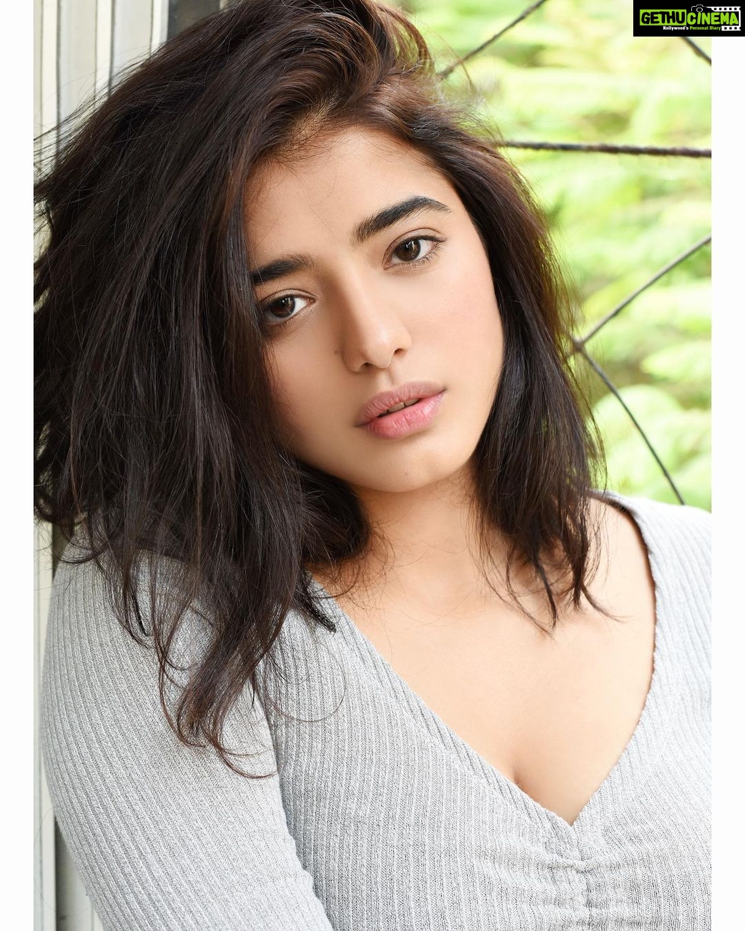 Ketika Sharma Instagram - Your aura , your space is precious , Protect it 🌻 📸 @shazzalamphotography ✨ #positivequotes #selflove #portrait #naturallook #hair #on #point #walk #away #from #toxic #shit #positivevibes #only #please #loveandlight