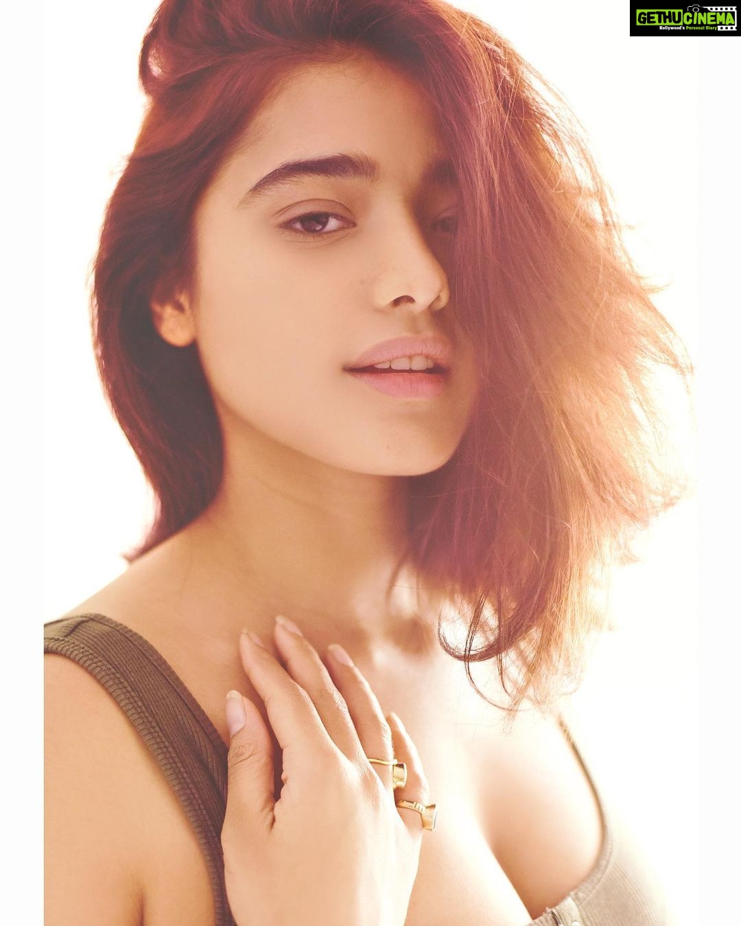 Ketika Sharma Instagram - 🌻🦋🌞 📸- @shazzalamphotography 🔥 #morning #post #portrait #portraitphotography #positivequotes #month #end #grateful #loveandlight